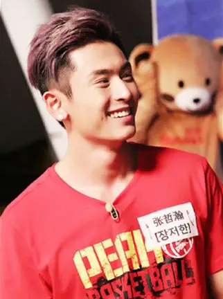 随后,张哲瀚在微博中自曝了一组录制时的照片,其中晒出了自己脸部受伤