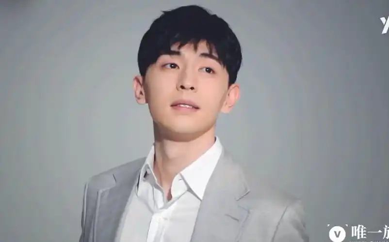 邓伦代言唯一旅拍 拍摄花絮 好帅呀好苏的笑容噢 omg