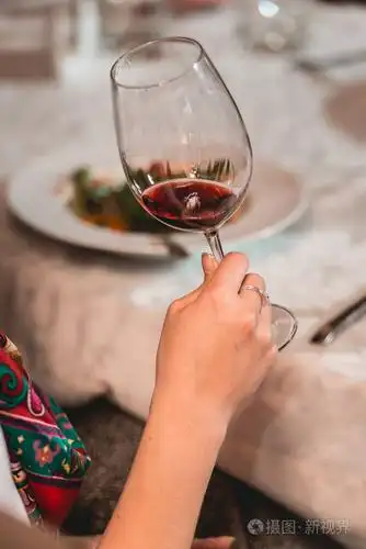 女人捧着一杯红酒.