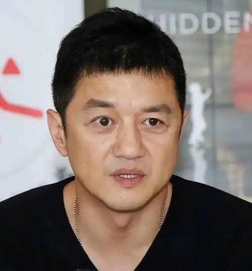 李亚鹏53岁山里吃野菜,女儿抽烟引热议:娱乐圈的逆袭与争议