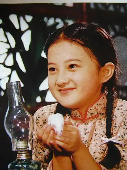 主持人金铭简历及个人资料简介金铭9岁爆红18岁考北大