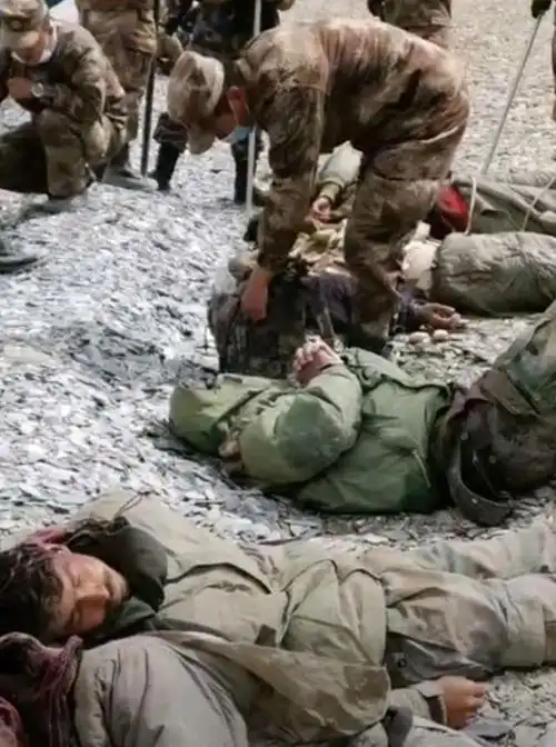 印度士兵殴打我方士兵,中国军人反击直接将其俘虏!中国军人强