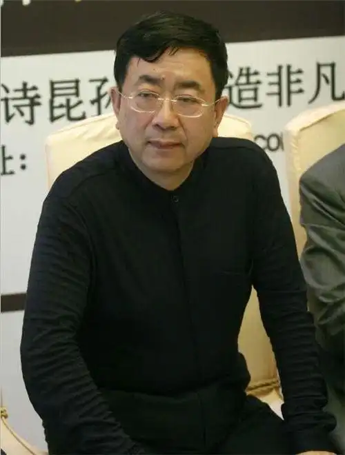 当年红得发紫的余秋雨为何跌落神坛梁宏达此人是伪君子