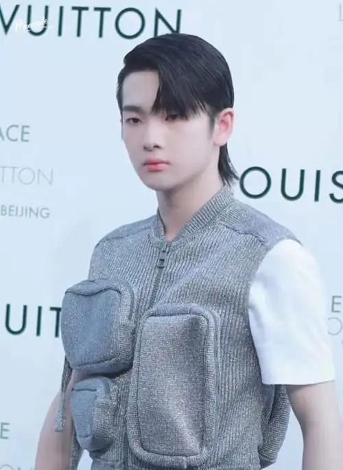 原创周震南最新造型引热议,网友:明星越丑越红?