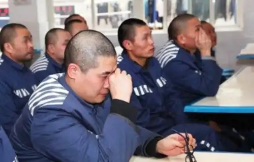 根据《监狱服刑人员行为规范》  第六条 服刑期间严格遵守下列纪律中