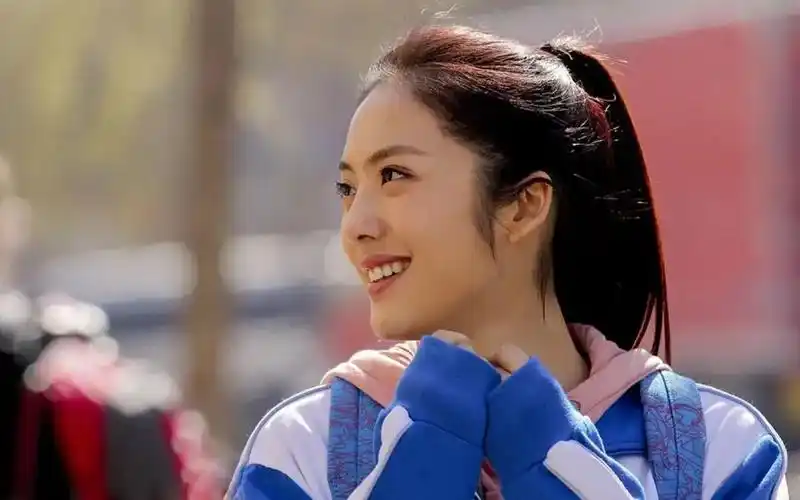 2014年,她出演了青春网剧《匆匆那年》里美丽大方,敢爱敢恨的林嘉茉.