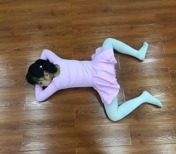 青蛙趴: 趴青蛙练的是稳定性和柔韧程度,拉伸大腿内侧韧带和肌肉,塑造