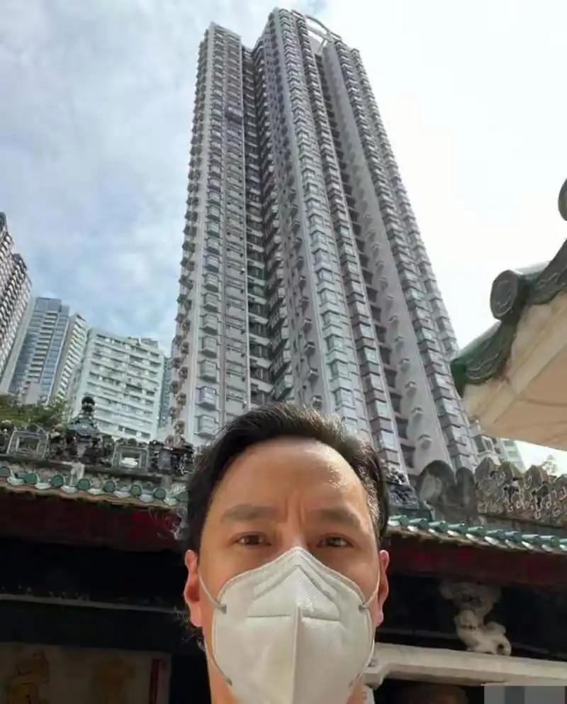 表示迫不及待想回来拍电影   20日,吴彦祖晒出一组搞怪自拍,在配文中