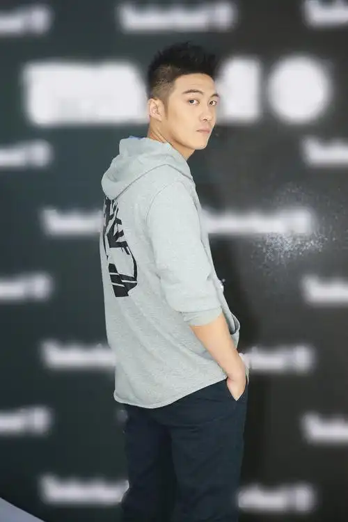 5 李泽锋亮相北京时装周 网友惊呼瘦版王世均帅炸