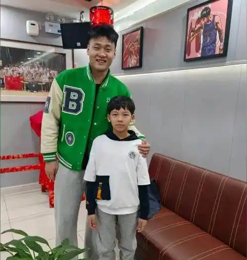 赵睿收徒弟了,胡明轩弟弟拜其为师,宏远后场又将涌现一名新星_爸爸