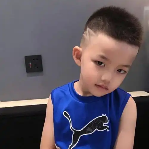 小男孩剪个寸头发型也是个不错的选择,头发不用打理就很耐看,加上雕刻