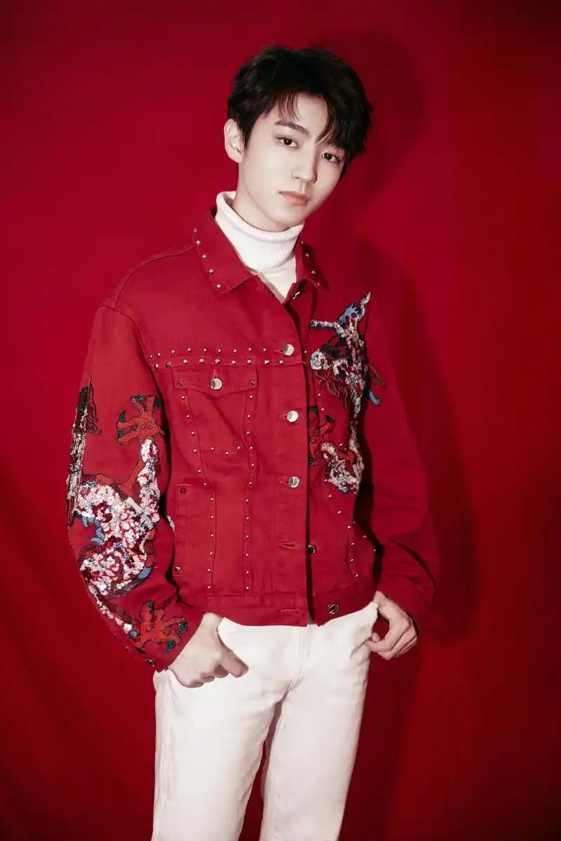 王俊凯身着红色刺绣夹克时尚搭配更惹眼