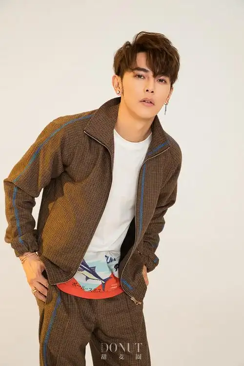 汪东城化身秋日型男眼神深邃状态认真