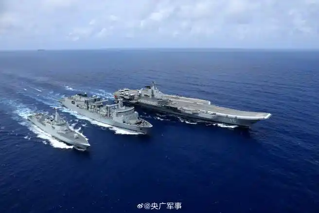 一组辽宁舰高清壁纸,带你回顾11年来辽宁舰的威武英姿!