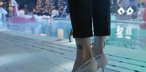 江疏影饰演罗玥,无意中暴露了江疏影的纹身,脚踝处一个叫无限徽章的