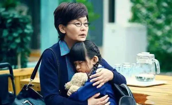 潘虹饰演的姥姥为了救婷婷不顾一切,甚至甘愿到前女婿靳东家里去做