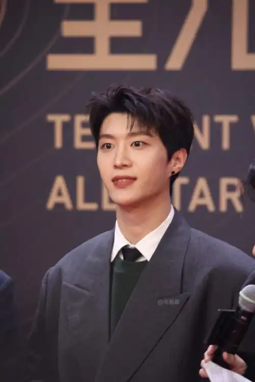 朋友现场传送回来的生图 状态真好啊范丞丞#星光大赏红毯