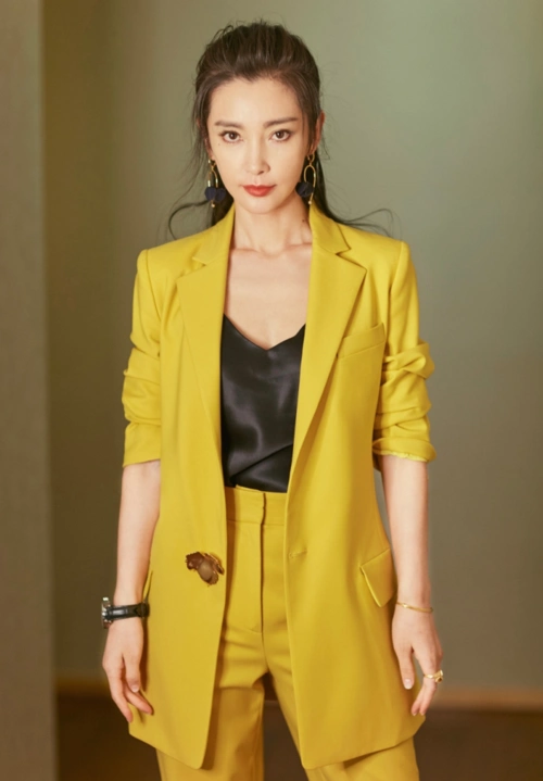 学李冰冰穿女式西服套装,一身就能满足你的职场需要,气场全开!