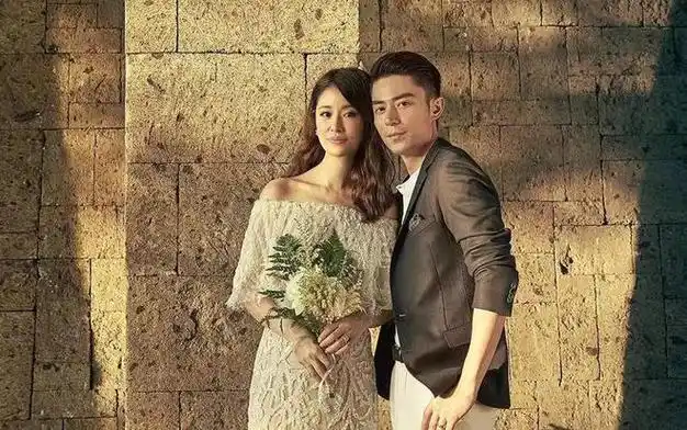 2015年林心如在卫生间摔倒下巴缝合,知道消息的霍建华飞到台北看女友