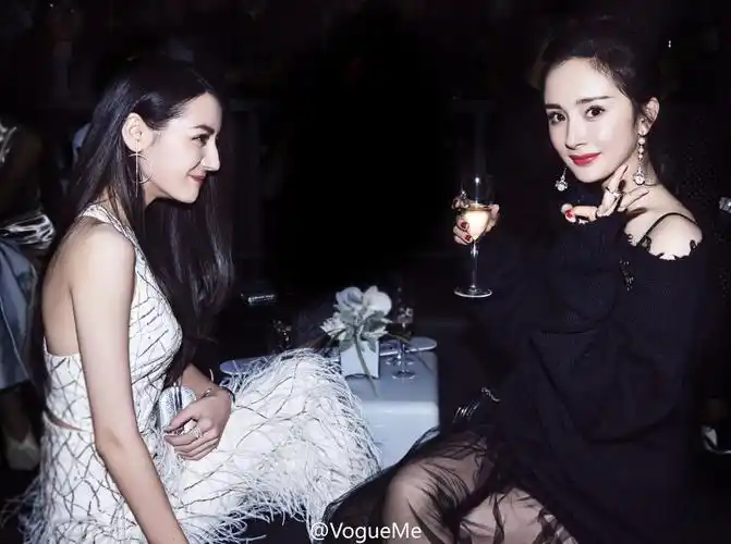 如何评价迪丽热巴和杨幂的合作关系