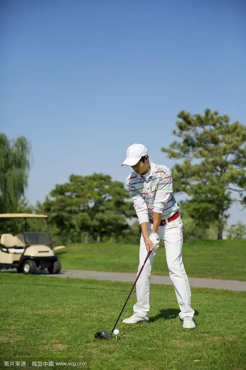 打高尔夫球的男人
