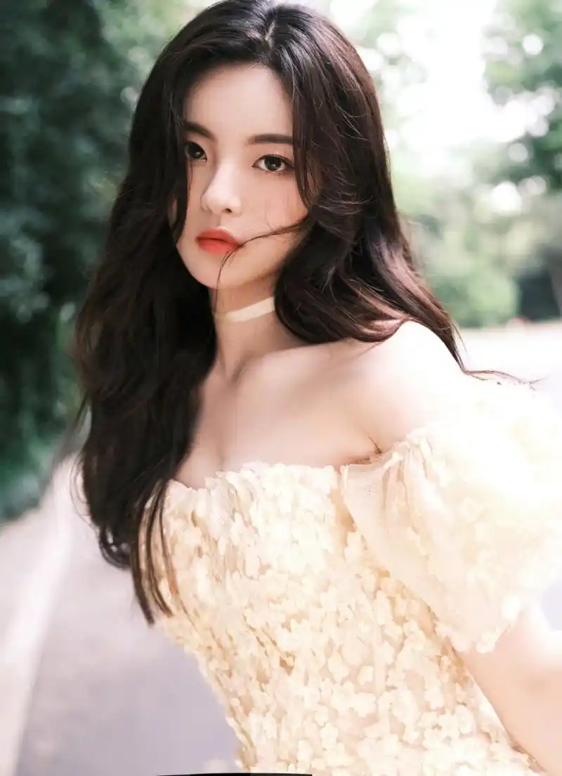 杨超越高清壁纸头像(二十七)[比心]