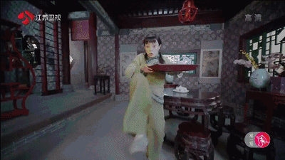 沈星移嚣张跋扈,像个没长大的小少爷, 周莹入沈府第一天,就碰到沈星移