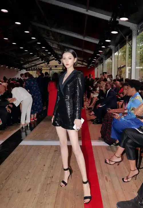 张予曦估计只有70斤,但非常会穿,黑色亮片西装秀出纤细大长腿_计划