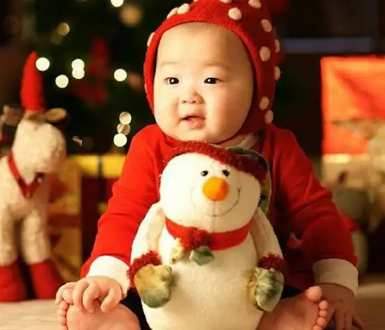 "表情包"宋民国7岁了,虽然长高了不少,但表情依旧呆萌可爱