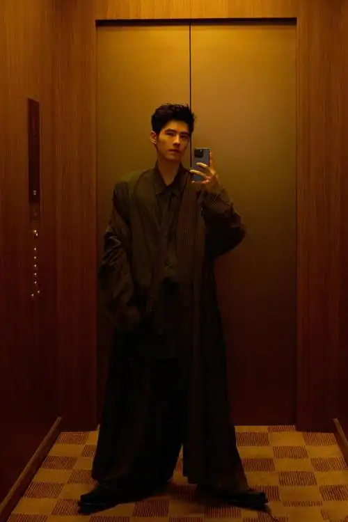 刘昊然身着 balenciaga 2024 冬季系列