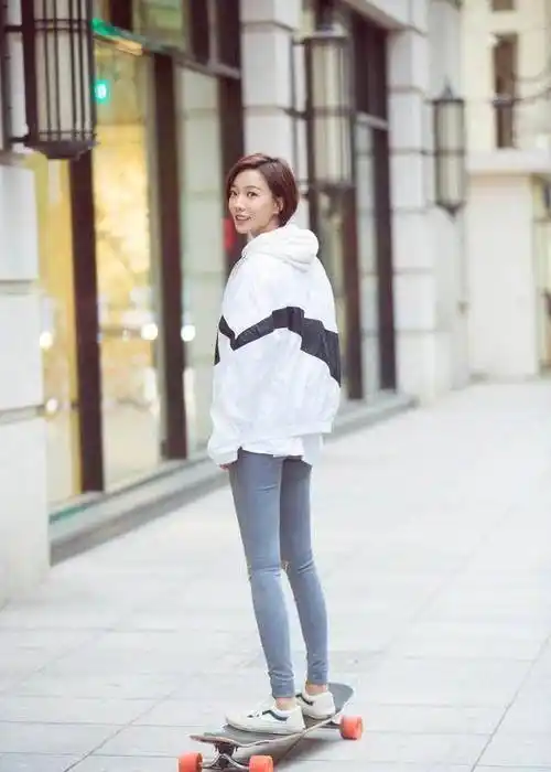 王珞丹黑色t恤 白色休闲装穿搭,34岁秒变成18岁,网友:真会穿!