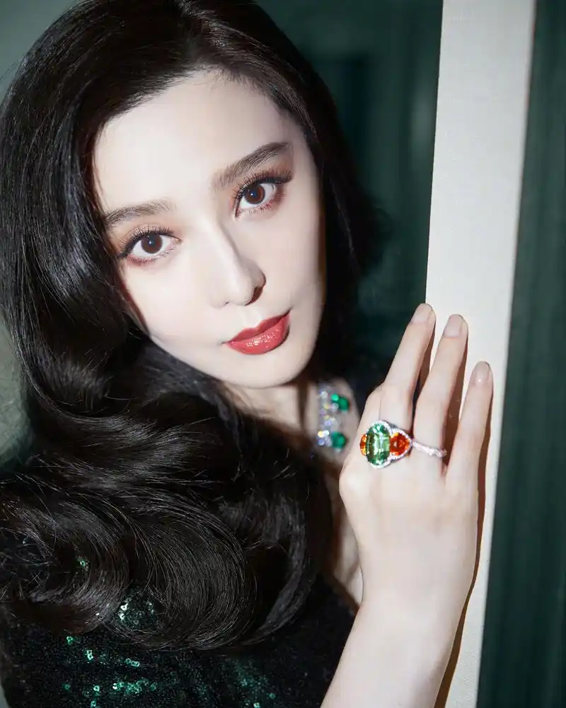 范冰冰究竟有多美艳?看看她的烈焰红唇大波浪你就知道了!