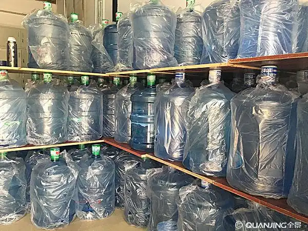 货柜上的桶装水