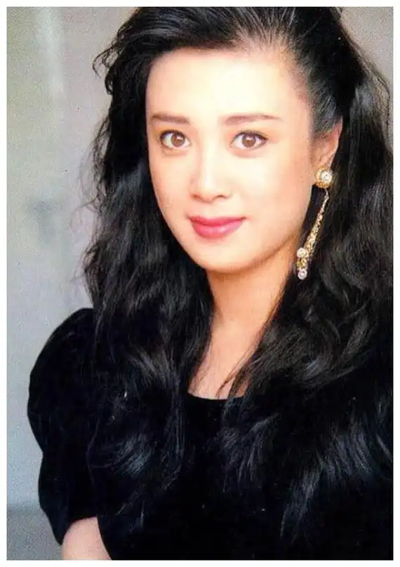 55岁傅艺伟近照曝光,曾是最美妲己,如今一头短发网友直呼认不出