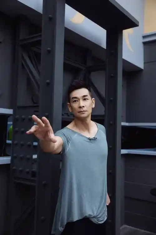 《披荆斩棘的哥哥》"大湾区哥哥"展乐器才能 赵文卓练舞显肌肉线条