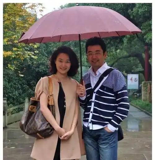 李梓萌来了,台上台下画风差太多!她摘假发,穿便服的样子更漂亮