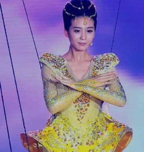 历届金鹰女神都是金色战袍赵丽颖却是银色原因让人无法反驳