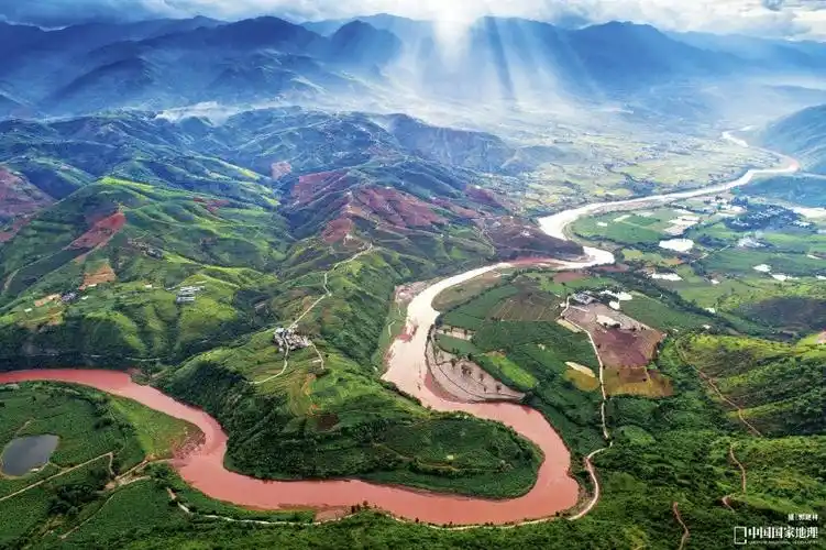 哀牢山,横亘于云南省中部,"哀牢"在彝语中为"虎豹出没的地方",世居在