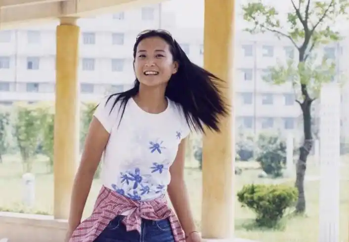 贾玲年轻时的照片,身材纤瘦气质不凡,微微一笑酒窝甜美伊人
