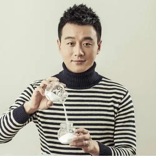 佟大为,一头清爽的短发,精简又干练.