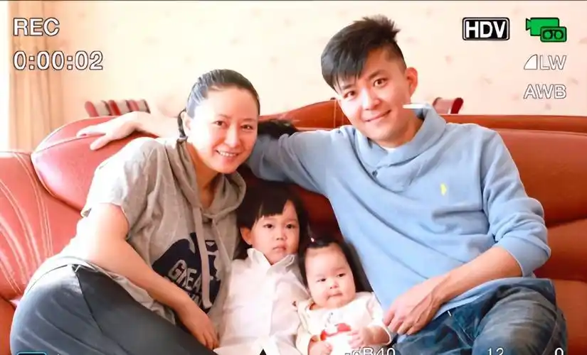 "塞娅公主"张恒罕晒全家福!两女儿娇俏可爱,老公长发似郑伊健