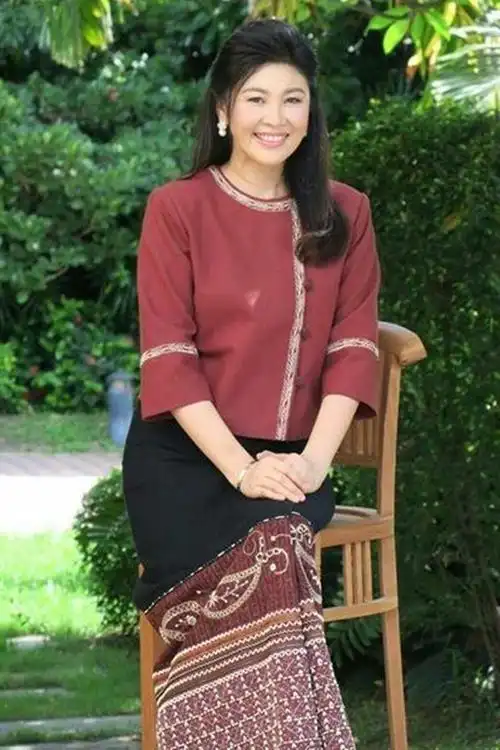 泰国前总理英拉惊艳照,紧身半裙秀完美修长双腿,女人就要这么美