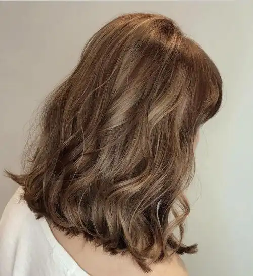 咖啡色大地色系线条染图片 - 棕色系染发 - 发型站