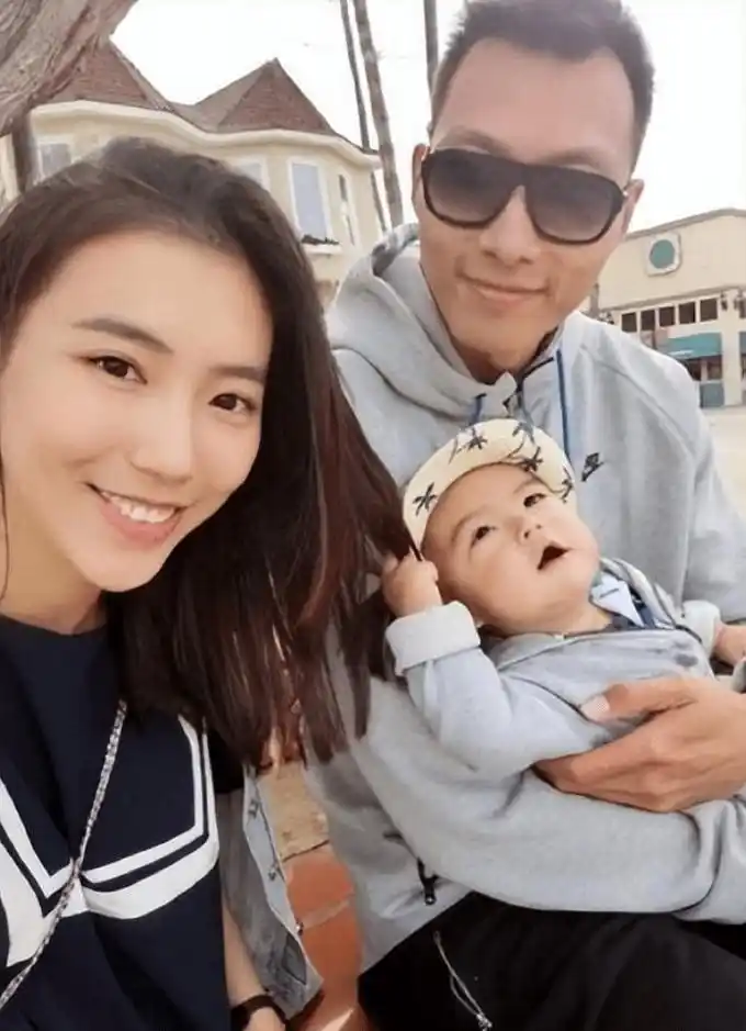 易建联:娶巴西足球宝贝荆灵,婚后连生两胎,如今妻儿都定居美国_篮球