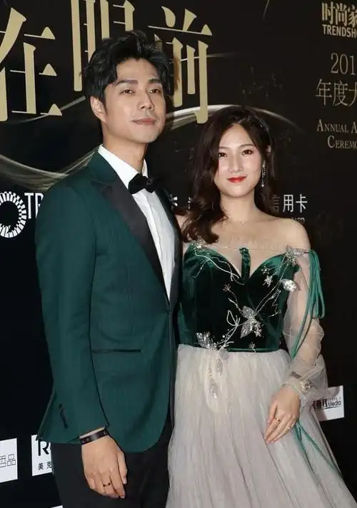 袁成杰妻子挺有韵味,丝绒拼接薄纱裙精致复古,气质挺甜美的