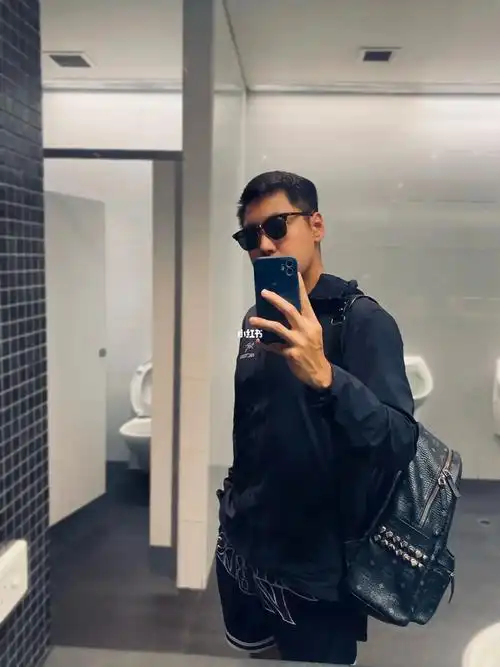 卫生间自拍弟一人