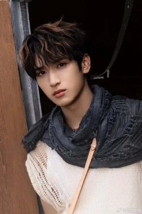 严浩翔的耳骨夹