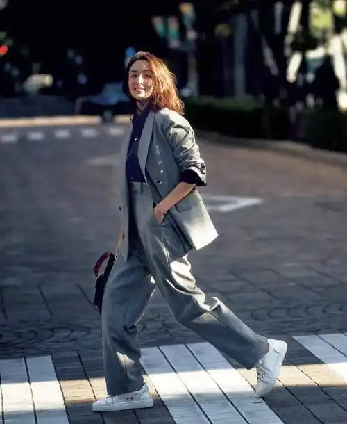 周迅"眼镜杀"现身开会!