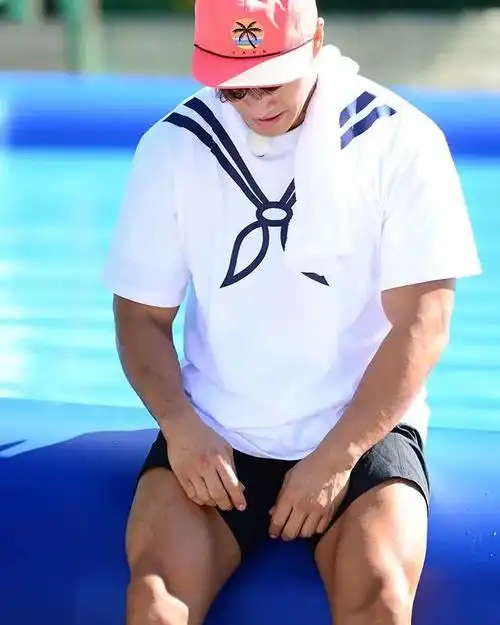 那大腿胳膊,岁月静止的金钟国