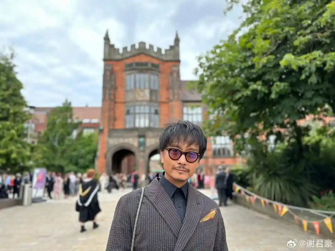 港星谢君豪近况曝光!参加女儿毕业典礼,曾因救人烧伤做植皮手术